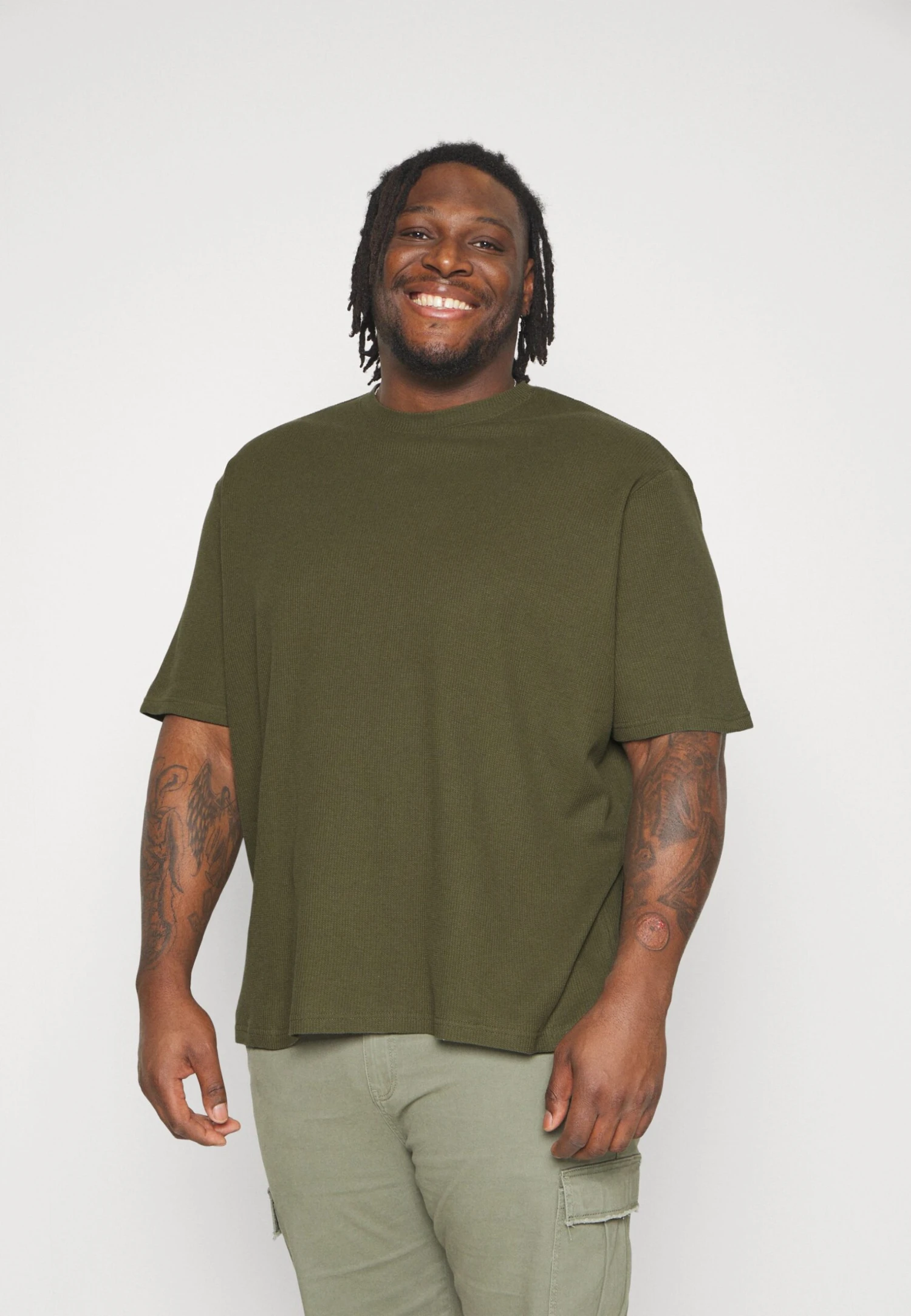 YOURTURN Unisex - Camiseta Básica -Light Green/ Off-White 4 YOURTURN Unisex - Camiseta Básica -Light Green/ Off-White - Image 2