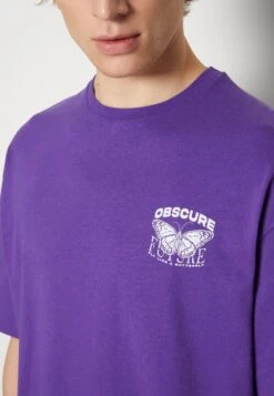 YOURTURN Nostalgia Future Tee Unisex - Camiseta Estampada - Purple 13 YOURTURN Nostalgia Future Tee Unisex - Camiseta Estampada - Purple -Moda Tienda 24a978bdabcd4cd6a1b0dca363cb0175