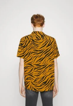 YOURTURN Genderless Resort- Camisa - Black 10 YOURTURN Genderless Resort- Camisa - Black -Moda Tienda 26a0454ac9574b92a5d21d45545ffa8f