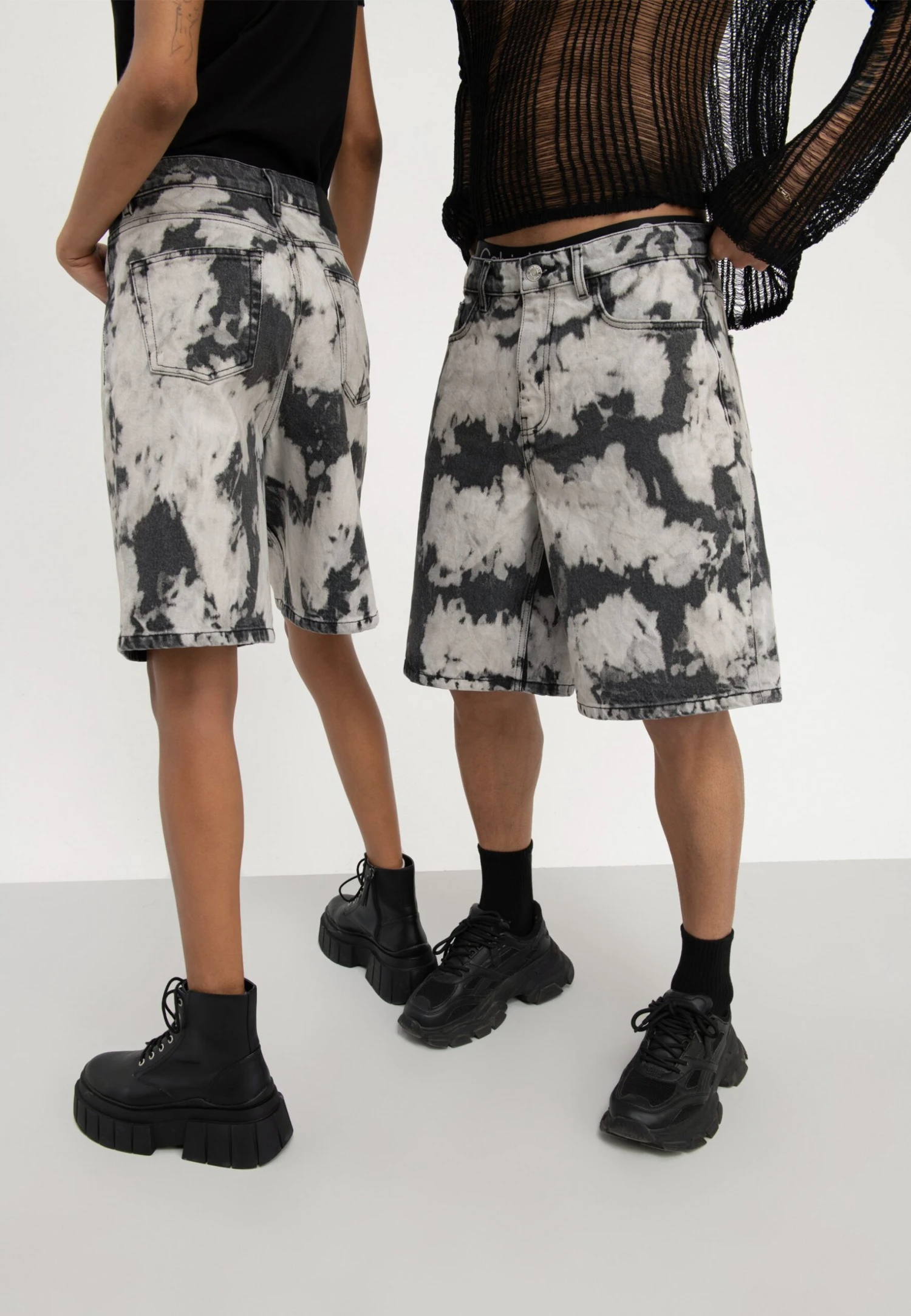 YOURTURN Unisex - Shorts Vaqueros - Black Denim 5 YOURTURN Unisex - Shorts Vaqueros - Black Denim - Image 3