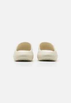 YOURTURN Chanclas De Baño - Off-White -Moda Tienda 2ecc99241feb4ab890b0e6c2a9ce2e02