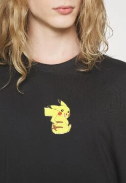 YOURTURN Pokemon Pikachu Unisex - Camiseta Estampada - Black -Moda Tienda 328c4b1f52df4297840bafddc7f1c24a