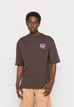 YOURTURN Nostalgia Future Tee Unisex - Camiseta Estampada - Brown -Moda Tienda 36f7e96f8ea14564abd417ba45e7ff27