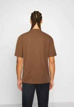 YOURTURN Unisex - Camiseta Básica - Brown -Moda Tienda 570b5c5105f447699dd0d96a5542f090