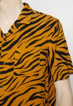 YOURTURN Genderless Resort- Camisa - Black 13 YOURTURN Genderless Resort- Camisa - Black -Moda Tienda 5dde879b65a447d297925fb578b18a6a