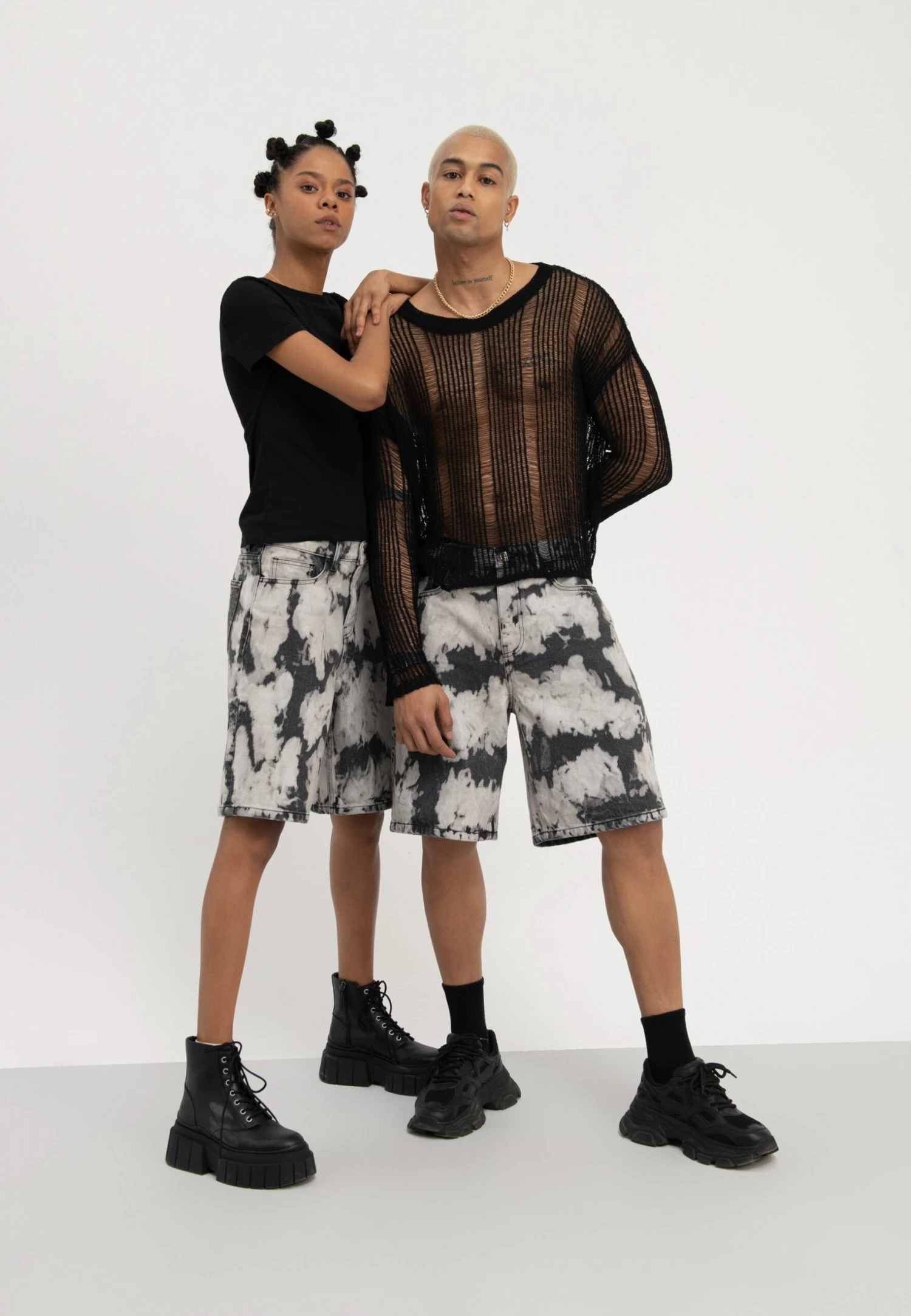 YOURTURN Unisex - Shorts Vaqueros - Black Denim 4 YOURTURN Unisex - Shorts Vaqueros - Black Denim - Image 2