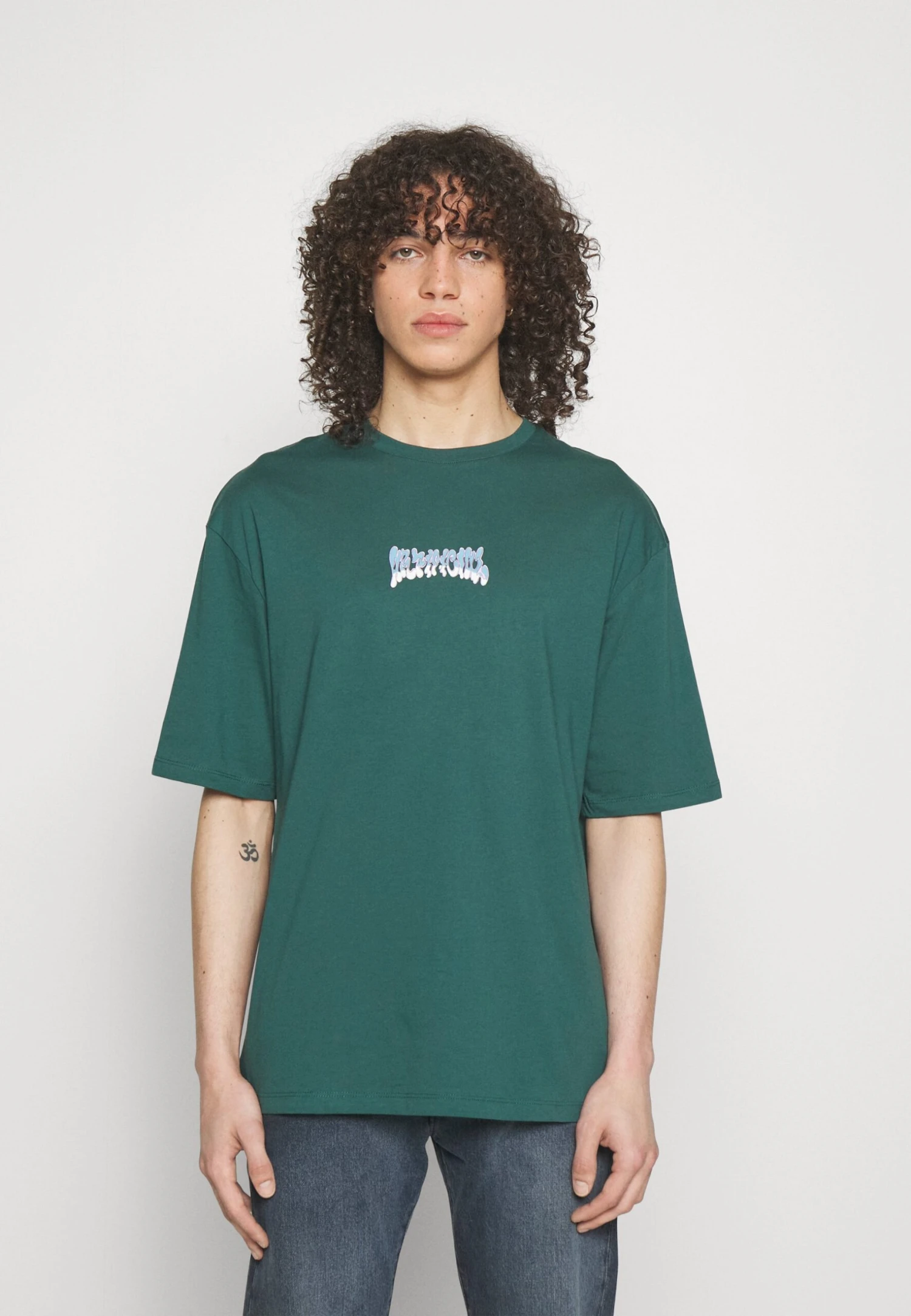 YOURTURN Graphic Tee Unisex - Camiseta Estampada - Green 5 YOURTURN Graphic Tee Unisex - Camiseta Estampada - Green - Image 3