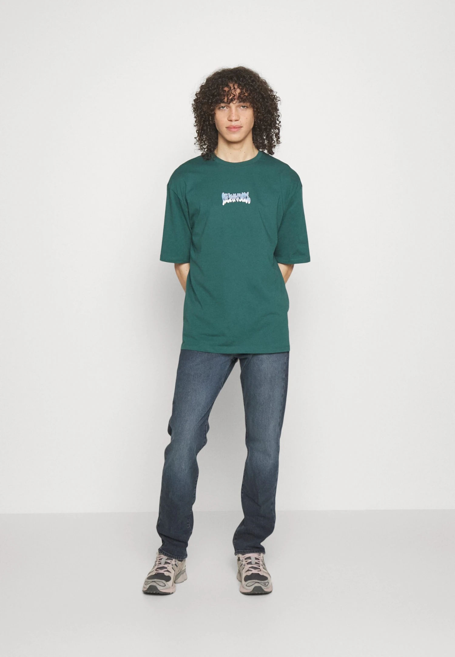 YOURTURN Graphic Tee Unisex - Camiseta Estampada - Green 4 YOURTURN Graphic Tee Unisex - Camiseta Estampada - Green - Image 2