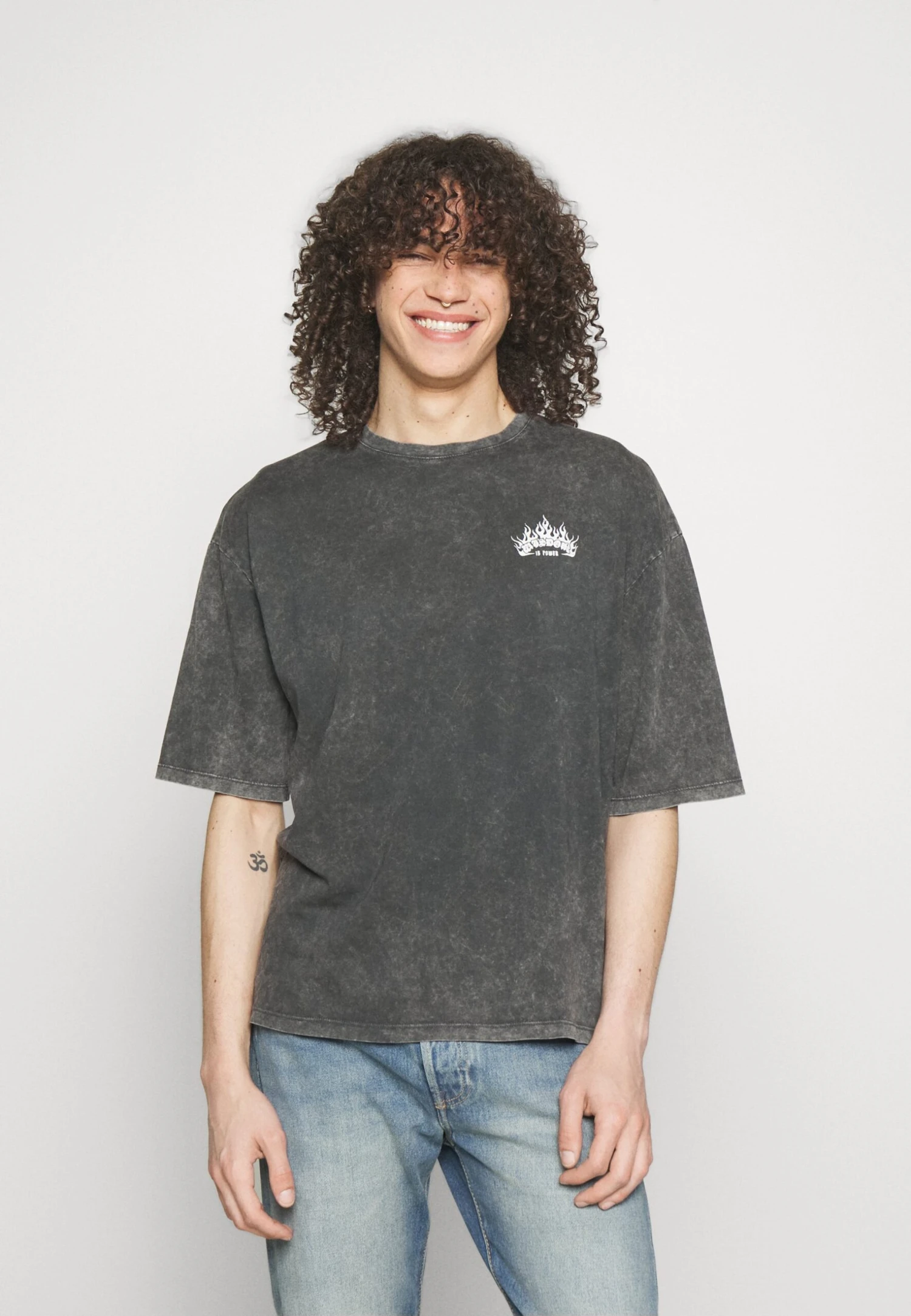 YOURTURN Skull Graphic Tee Unisex - Camiseta Estampada - Mottled Black 5 YOURTURN Skull Graphic Tee Unisex - Camiseta Estampada - Mottled Black - Image 3