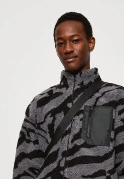 YOURTURN Unisex - Forro Polar - Grey 11 YOURTURN Unisex - Forro Polar - Grey -Moda Tienda e4ac82e499054d1f8826090370324730